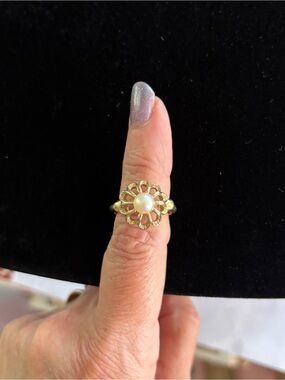 Vintage Avon Gold-Tone Flower Burst Ring with a Faux Pearl Center